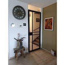 zwarte deur met glas