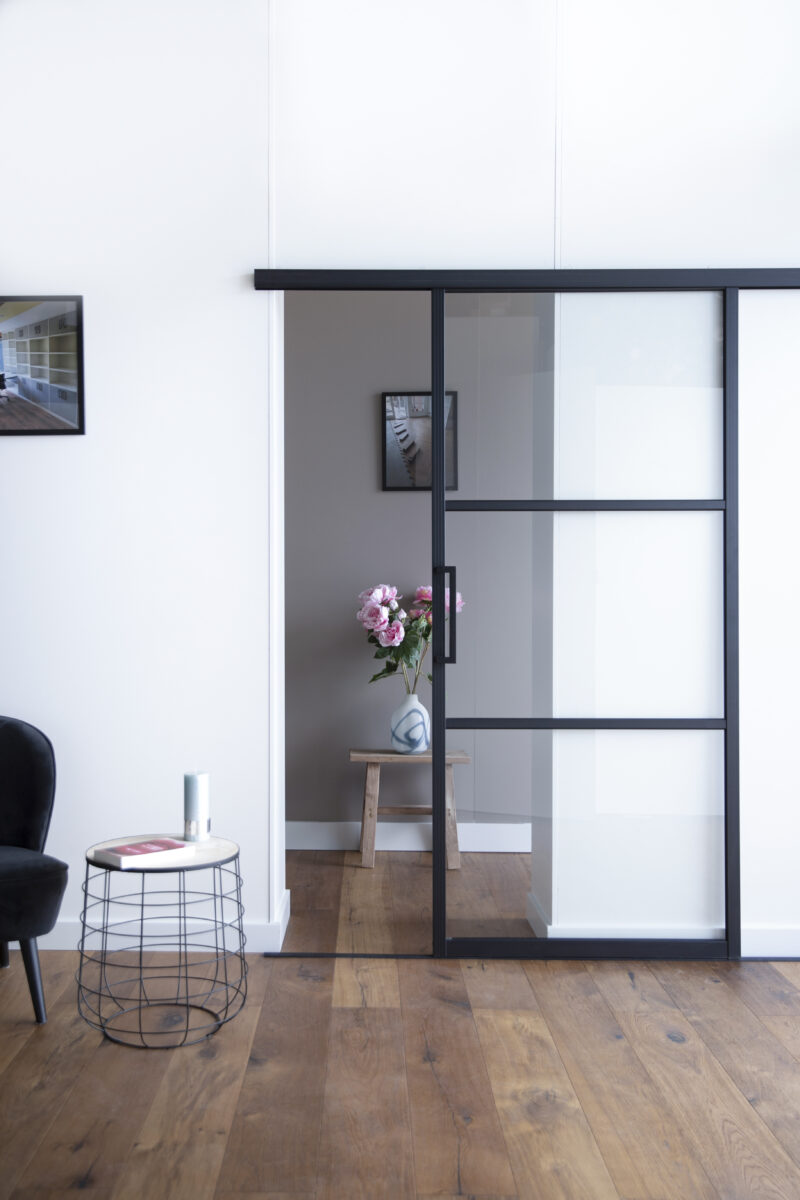 glazen deuren met zwarte omlijsting