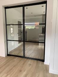 zwarte houten binnendeur met glas