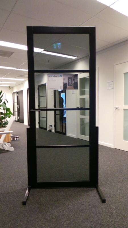 zwarte houten deur met glas