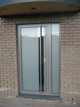 voordeur met mat glas